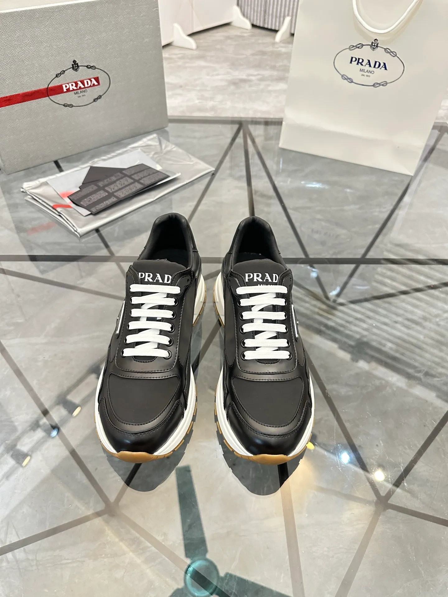 Men's shoes: 💰P580¥ High-end top quality Product trademark: Prada *"Prada*" low-top casual shoes Regular size: 38-45 (can be customized to 46) Product materials: imported first-layer cowhide stitching breathable mesh upper, water-dyed cowhide lining, cowhide foot pads, original ultra-light foam outsole. No.: 001